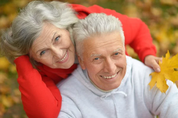 Seniorenpaar in herfstpark — Stockfoto