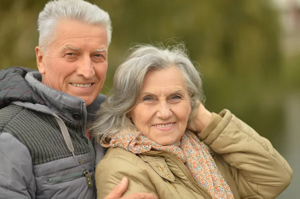 Casal sênior no parque de outono — Fotografia de Stock