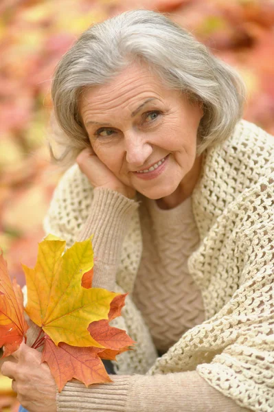 秋天公园的老年妇女 — 图库照片