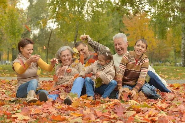 Familjen avkopplande i höst skog — Stockfoto