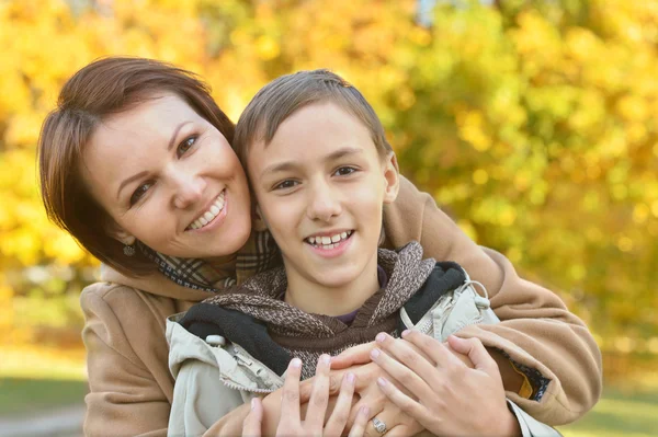 Moeder met jongen in herfst park — Stockfoto