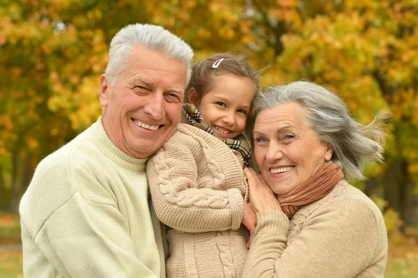 Grootouders met haar kleindochter — Stockfoto