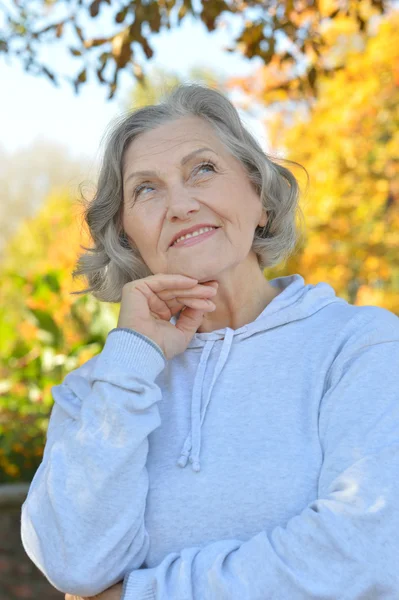 Oudere vrouw in herfstpark — Stockfoto