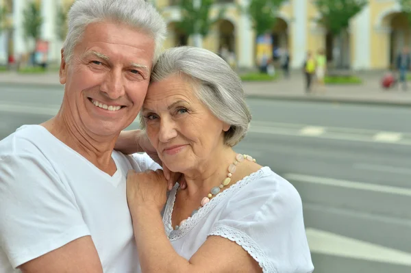 Hermosa pareja de ancianos al aire libre —  Fotos de Stock