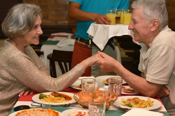 Äldre par på middag — Stockfoto