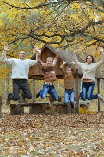 Rodina relaxační v podzimním parku — Stock fotografie