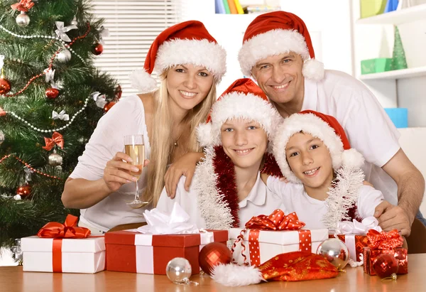 Famiglia che festeggia il nuovo anno — Foto Stock