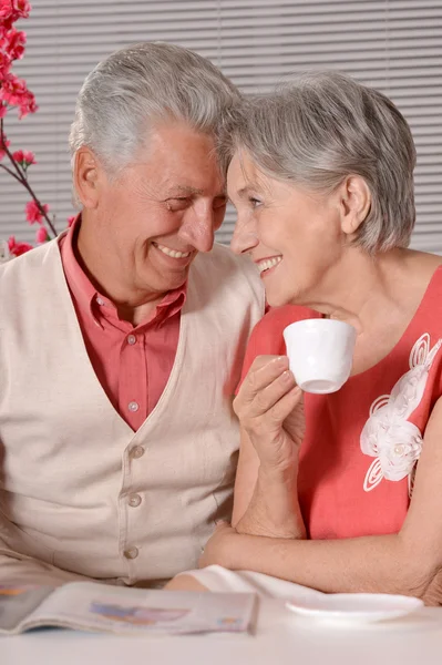 Portret van senior paar met thee — Stockfoto