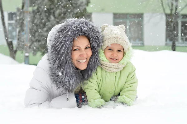 Mutter und Tochter im Winter — Stockfoto