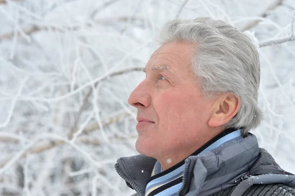 Homme âgé debout en hiver — Photo