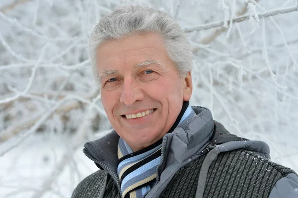 Homme âgé debout en hiver — Photo