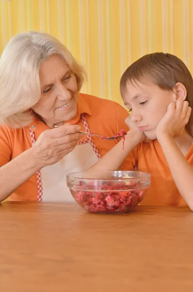 Donna anziana e ragazzo con il cibo — Foto Stock