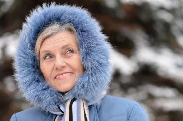 Vecchia donna in inverno — Foto Stock