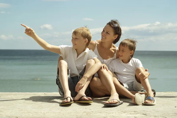 Mãe e meninos no mar — Fotografia de Stock