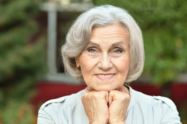 Seniorenvrouw in zomerpark — Stockfoto