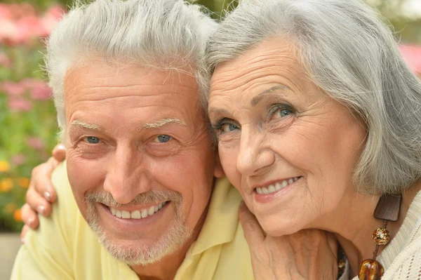 Senior couple at  autumn park — Stock fotografie