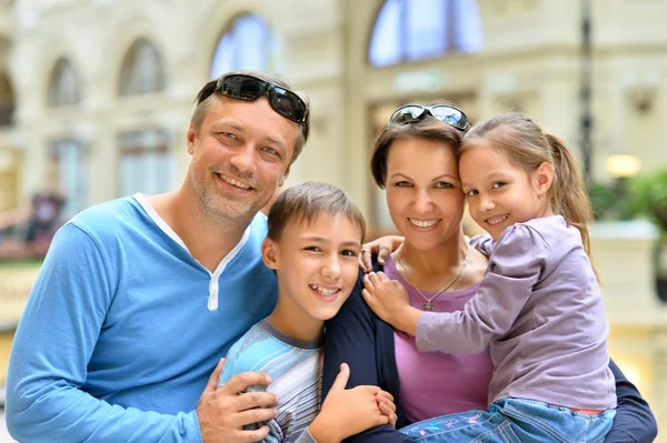 Familjen promenader i city — Stockfoto