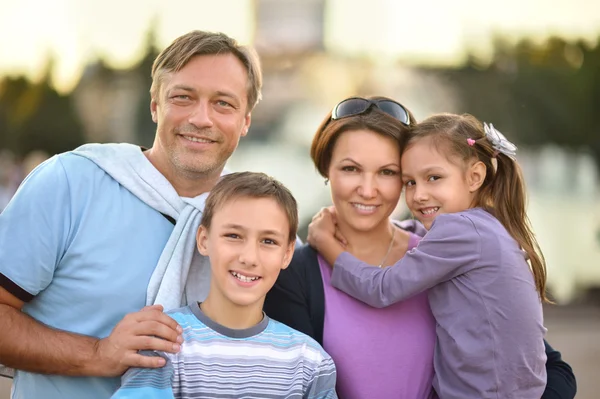 Familjen promenader i city — Stockfoto