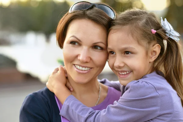 Flicka med mamma i park — Stockfoto