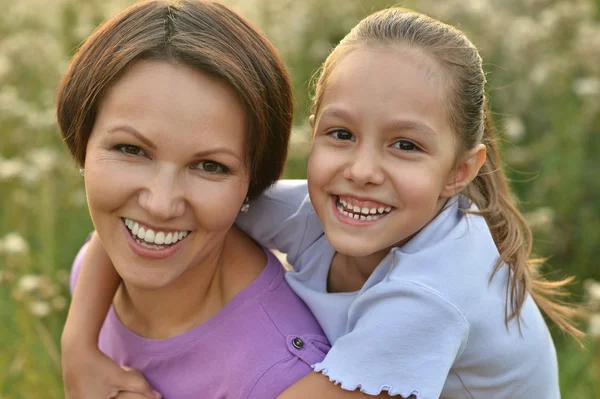 Flicka med mamma i park — Stockfoto