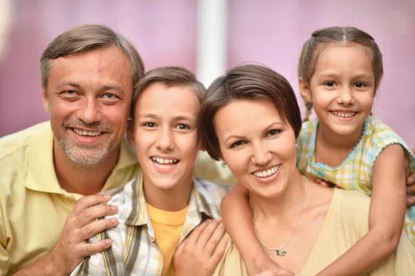 Familie wandelen in de stad — Stockfoto