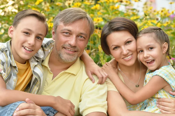 Gelukkige familie op bloeiende field — Stockfoto