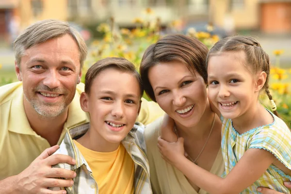 Çiçek açan Field'da mutlu aile — Stok fotoğraf