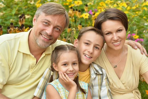 Familia feliz en el campo floreciente —  Fotos de Stock