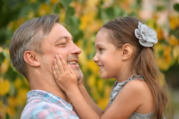 Vader en dochter in zomer park — Stockfoto