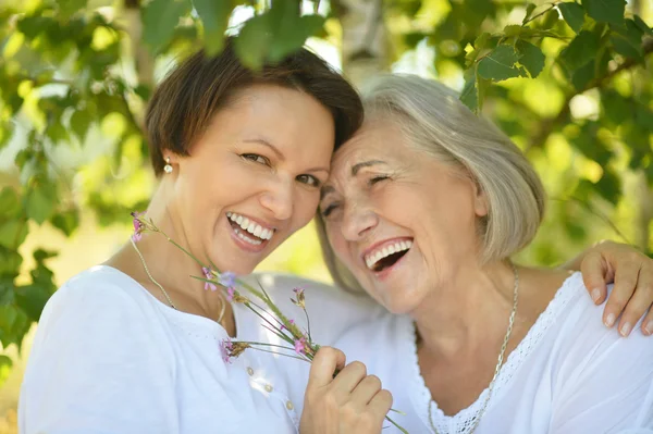 Madre e figlia nel parco — Foto Stock