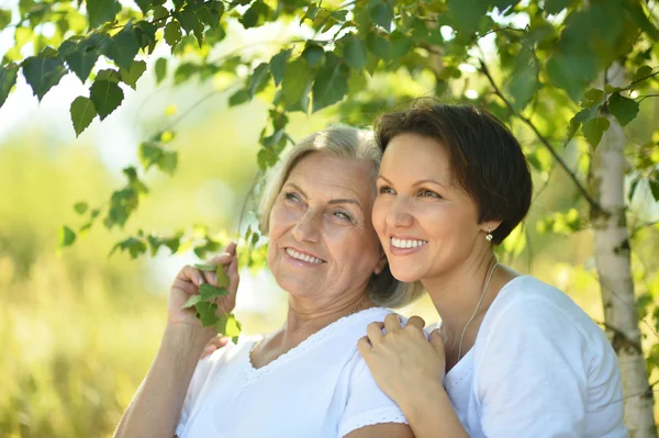 Mother and daughter in  park — Stock Photo, Image