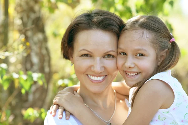 Flicka med mamma i park — Stockfoto