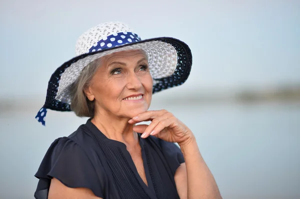 Äldre kvinna nära lake — Stockfoto