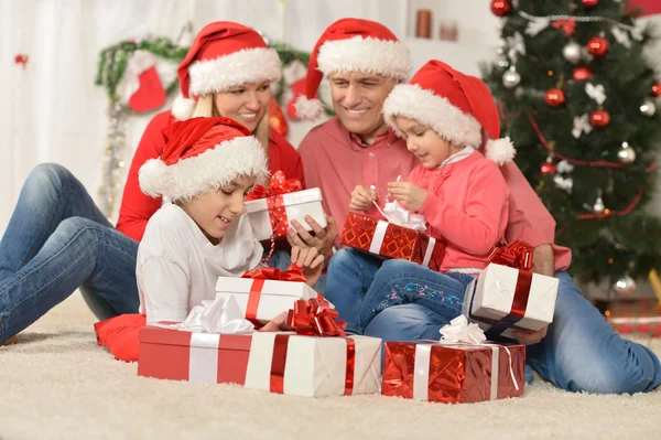 Família celebrando o ano novo — Fotografia de Stock