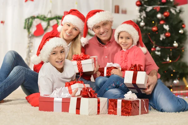 Famiglia che festeggia il nuovo anno — Foto Stock