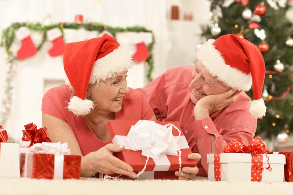 Casal velho divertido no Natal — Fotografia de Stock