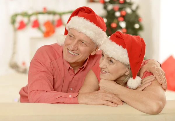 Oude paar met Kerstmis — Stockfoto