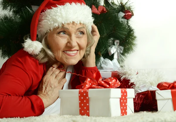 Äldre kvinna med gåvor — Stockfoto