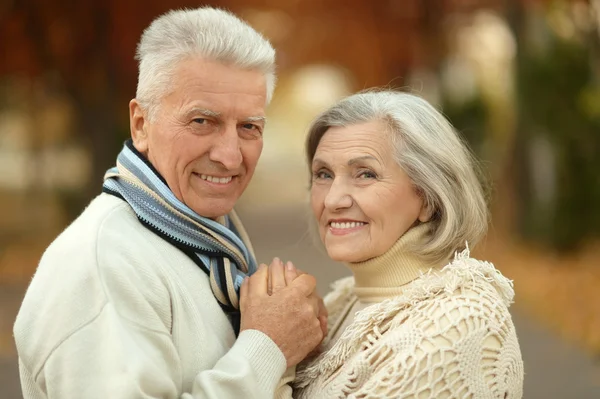 Senior couple at autumn park — Stockfoto