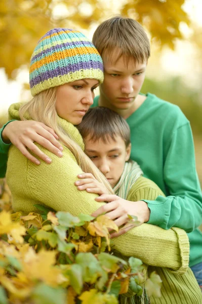 Triste mãe com seus filhos — Fotografia de Stock