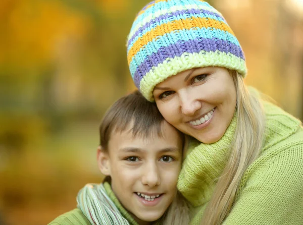 Madre con niño en el parque de otoño —  Fotos de Stock