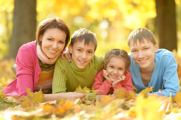 Familia relajante en el parque de otoño — Foto de Stock