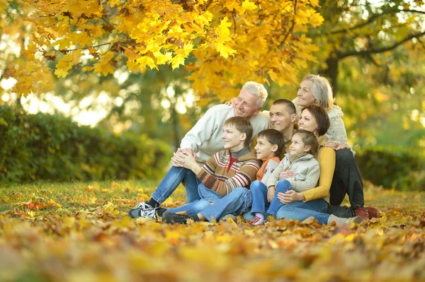 Keluarga di taman musim gugur — Stok Foto