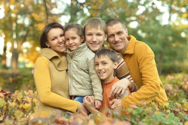 Lycklig familj i höst skog — Stockfoto