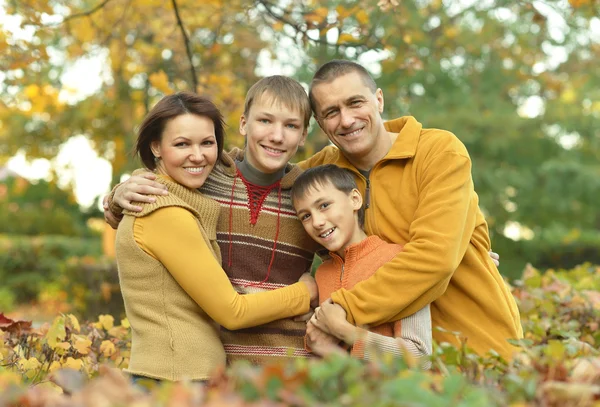 Szczęśliwą rodzinę w jesień las — Zdjęcie stockowe