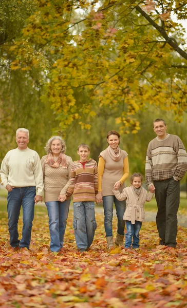 Familjen avkopplande i höst park — Stockfoto