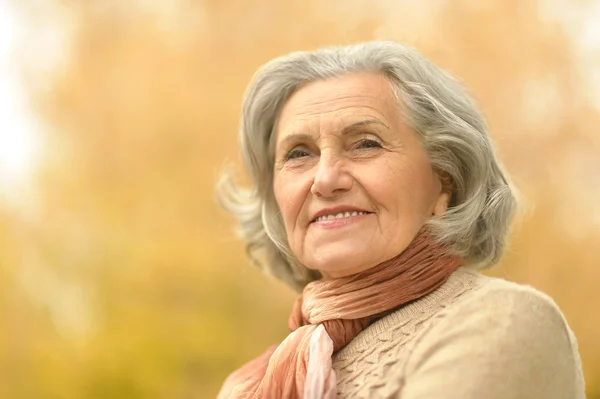 Oudere vrouw in herfstpark — Stockfoto