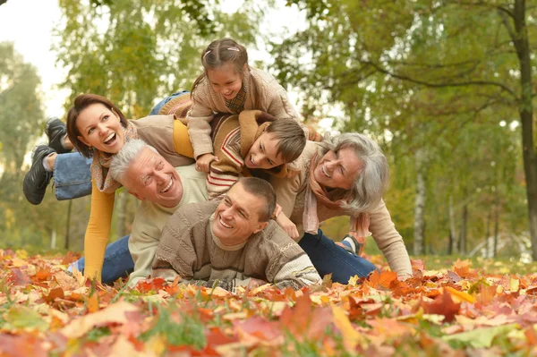 Familie entspannt im Herbstpark — Stockfoto