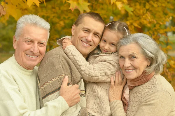 Lycklig familj i parken — Stockfoto