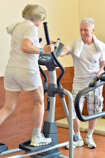 Senior pareja haciendo ejercicio en el gimnasio — Foto de Stock